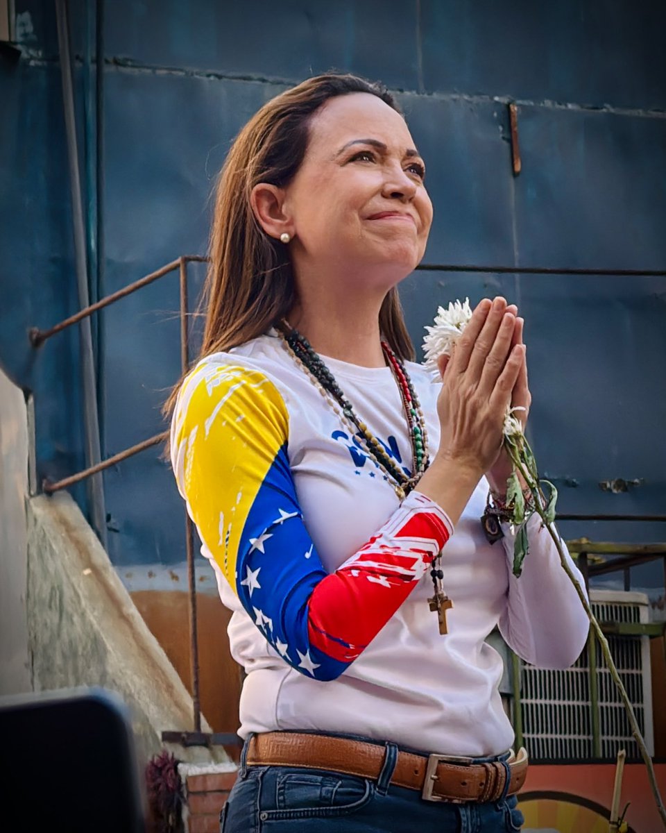 oscarcallest's tweet image. Al final de día me quedo con esta foto que le tomé a @MariaCorinaYA.

Mujer valiente. #VenezuelaResiste por la soberanía popular 🇻🇪