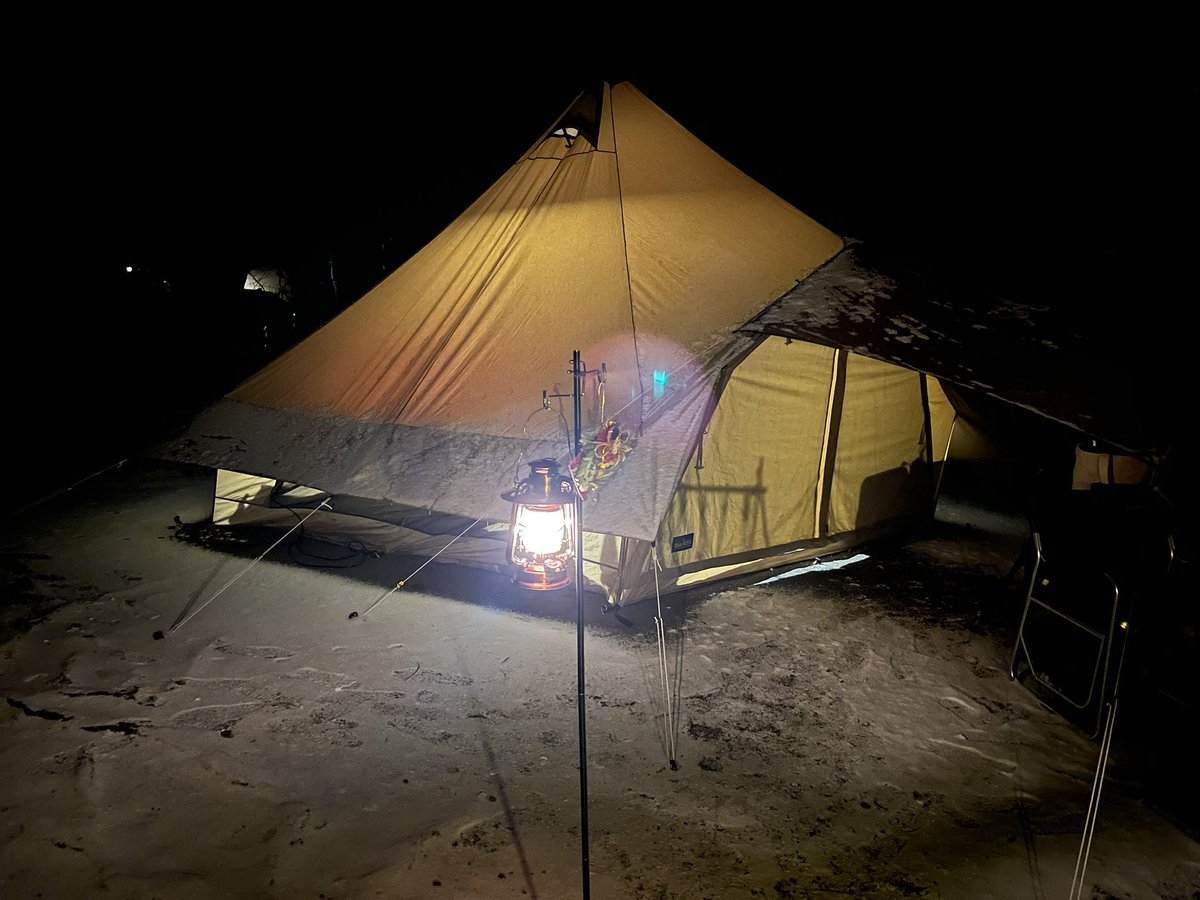 murucamp's tweet photo. 北軽井沢スウィートグラスに年越しキャンプに行って来ました。
大晦日は夕方から雪が降って、寒かったけど綺麗でした❄️
年越し蕎麦美味しかったです😋
#キャンプ #年越しキャンプ #雪中キャンプ #北軽井沢スウィートグラス #スウィートグラス #ogawa #グロッケ #グロッケ16 https://t.co/41JAqUvcVQ
