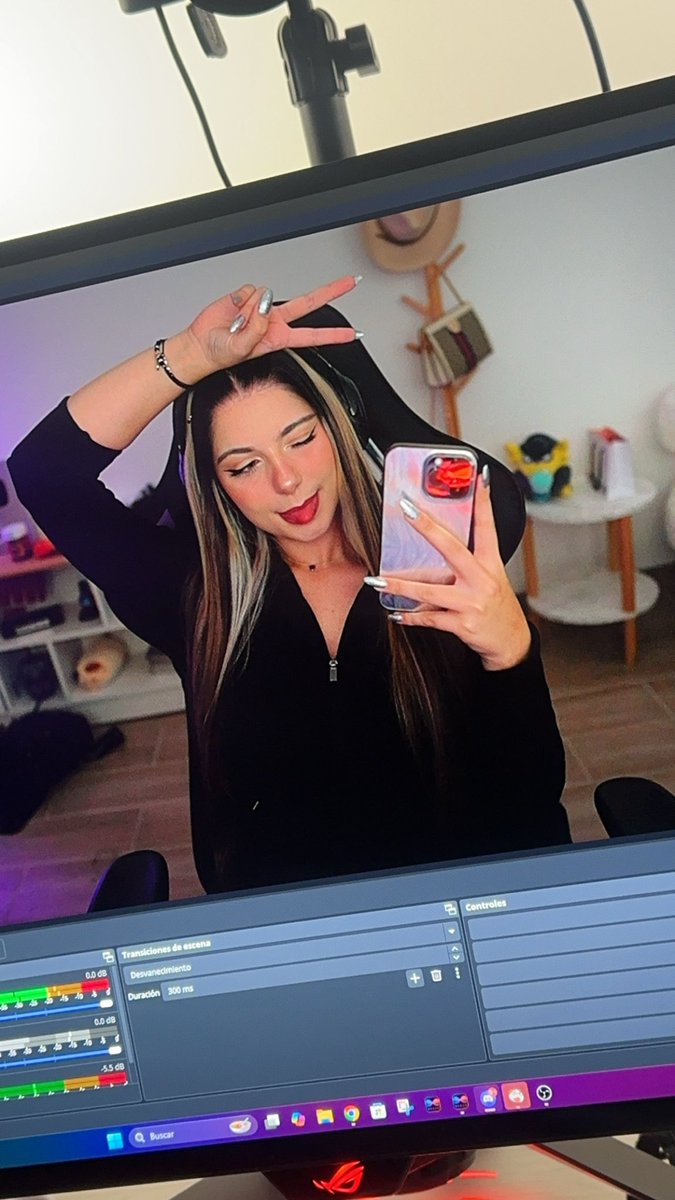 Ya ando en directo 🔥
👉🏻Pokemon
👉🏻Reacciones 

twitch.tv/girlofnox
