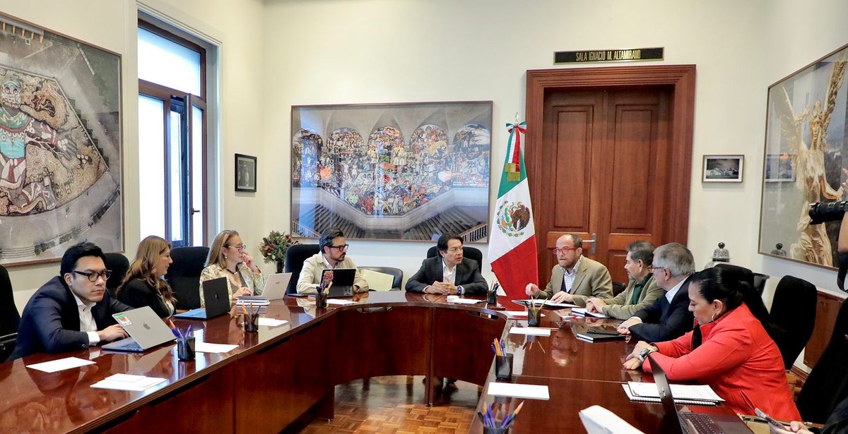 zoerobledo's tweet photo. ¡Ando muy festejado! 

Hoy tuvimos reunión de seguimiento a temas prioritarios con el Secretario de Educación, mi amigo @mario_delgado, y me recibió con todo y pastel. 

Gracias comandante, en equipo trabajamos y avanzamos. https://t.co/OsdxjgnGq4