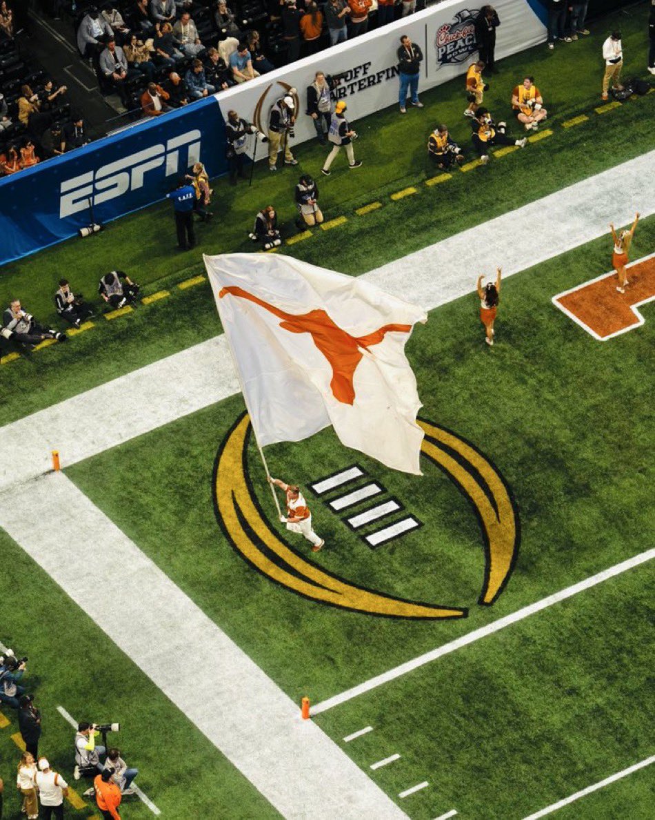 TSUnfiltered's tweet image. • 6-point underdog
• Very few picking the ‘Horns to win
• Ohio State the National Title favorites

Anyone else starting to really like the spot for Texas heading into tomorrow night? 🤘