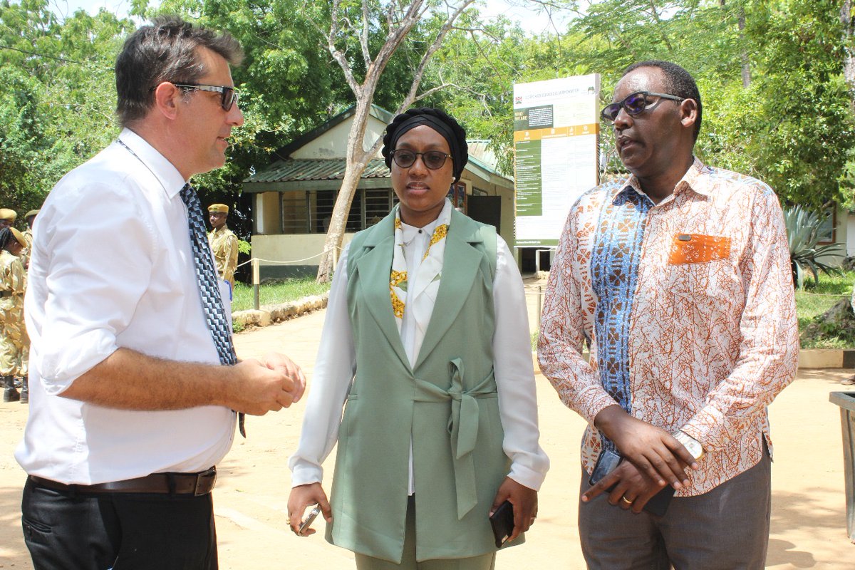 HUAWEI_TECH4ALL's tweet image. 🌊 Together with @IUCN and @KWSKenya, we launched the #Tech4Nature project at Kisite-Mpunguti Marine Park. Using tech for adaptive management, the initiative protects one of Kenya’s treasured marine ecosystems. 🐠✨ #MarineConservation