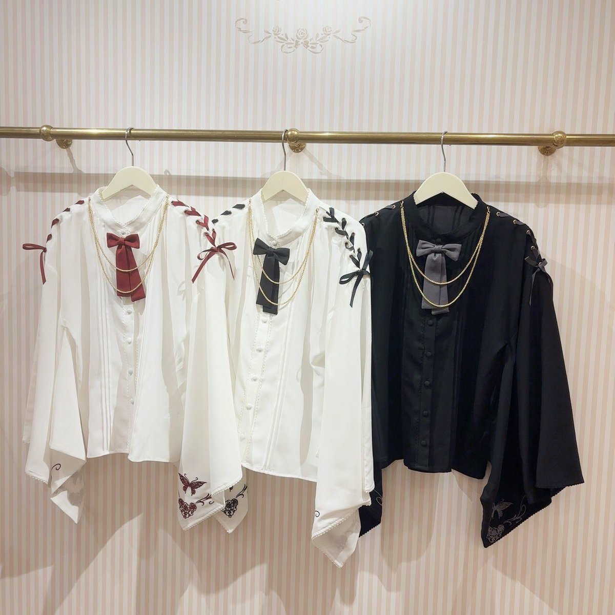 Amavel 胡蝶の花遊びブラウス ブラック Amavel 胡蝶の花遊びブラウス