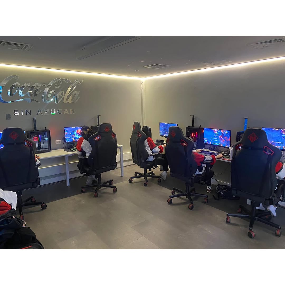 The happiest day of my life when we won the Pan American Esports 2023 at Chile, some memories with Team Peru 😊

#esports #dota #dota2 #chile #PanAmericanEsports #peru #gamer #coach #analyst