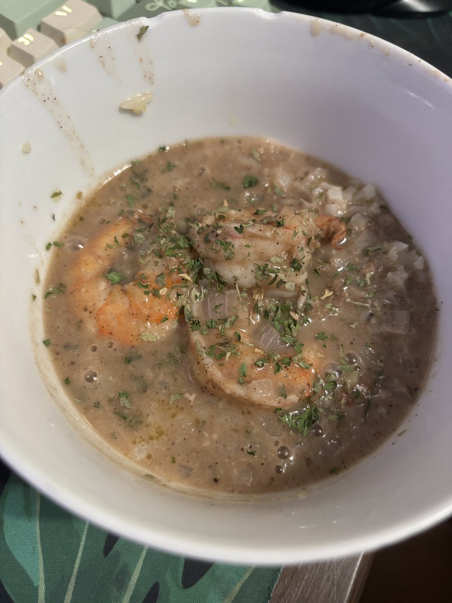 ceraphik's tweet photo. Lil late dinner but I made this fire shrimp coconut curry over cauliflower rice ���� (presentation is terrible my b) https://t.co/45sEmfvXaG