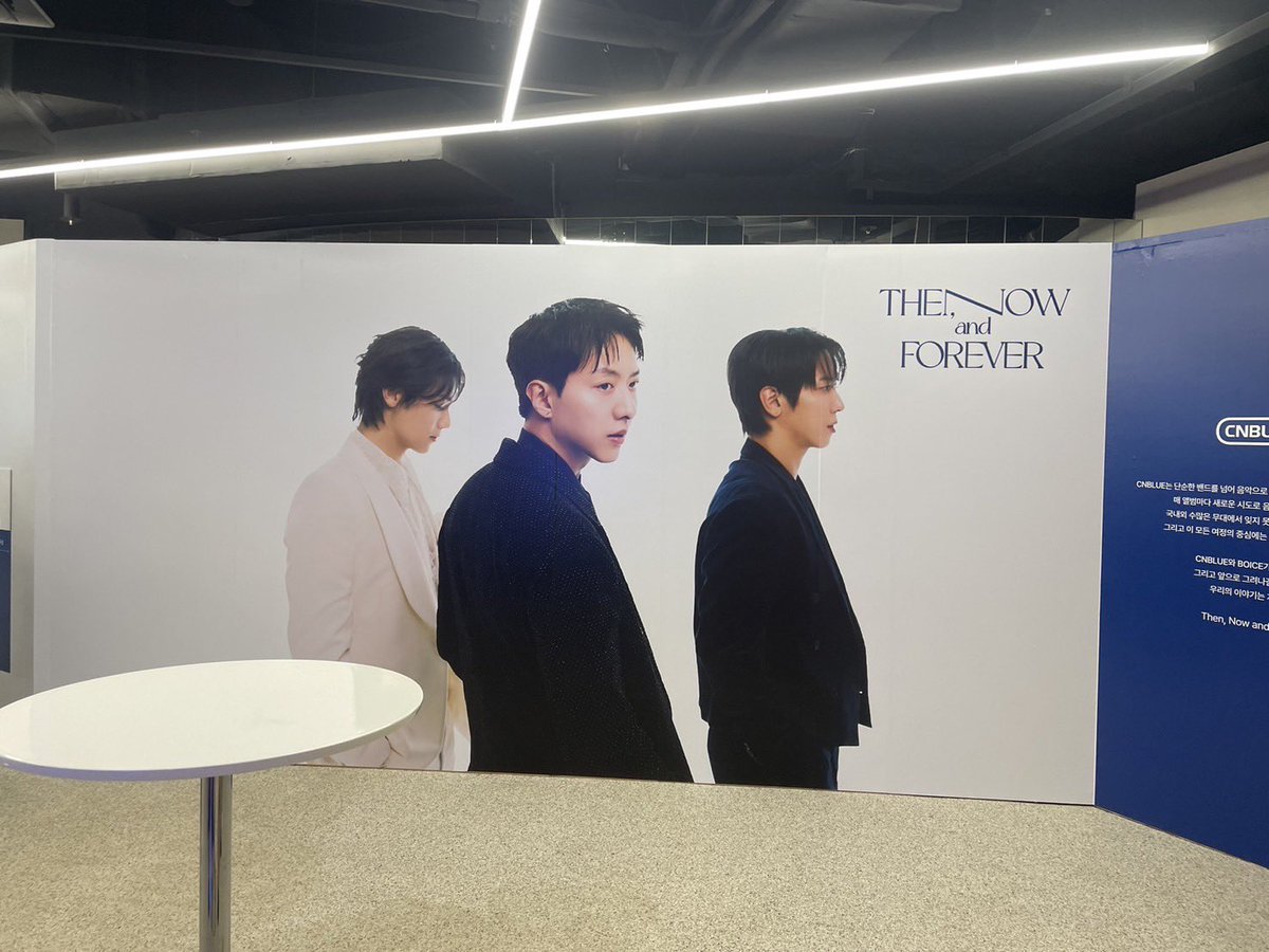 CTYEFFECT0818's tweet photo. 너무 잘생겻다ㅠㅠㅠ
#CNBLUE
#THEN _NOW_and_FOREVER
#에버라인동대문점 https://t.co/FUwnHTLSnv