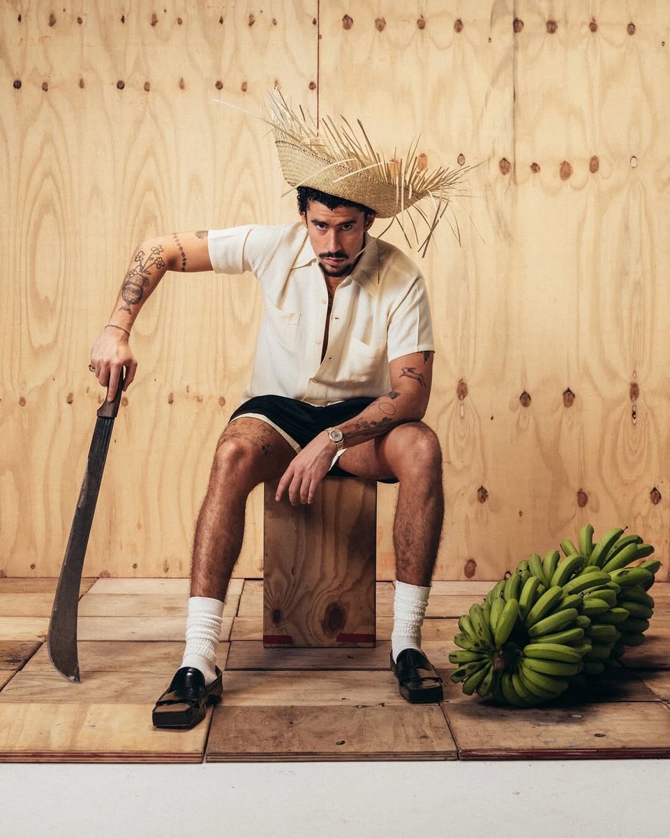 PopCrave's tweet image. Bad Bunny for his latest album, ‘DeBÍ TiRAR MáS FOToS.’