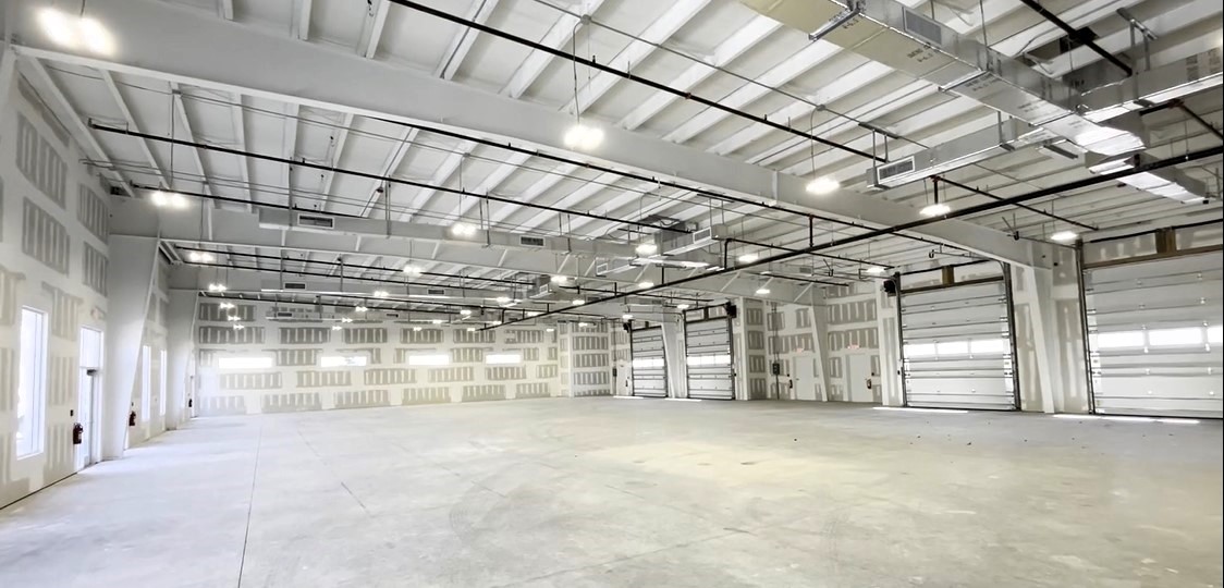 realty_bartley's tweet photo. 16350 Innovation Ln 
Investment Opportunity: Maximize Your Return
Discover this 20,666 sq ft flex space in Naples, offering significant value-add potential. With only 50% leased, you can increase income by dividing the vacant space into four separate units.  Call 239-784-3283 https://t.co/jkRcoMjwvw