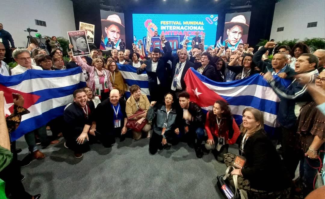 SuselyMorfaG's tweet photo. La delegación cubana llegó este 9 de enero a #Venezuela con 102 representantes, parlamentarios, jóvenes, artistas, intelectuales y deportistas que participarán en el Festival Mundial Internacional Antifascista. Con el lema “Por un mundo nuevo” seguimos unidos. https://t.co/zW6Iw8UYcP