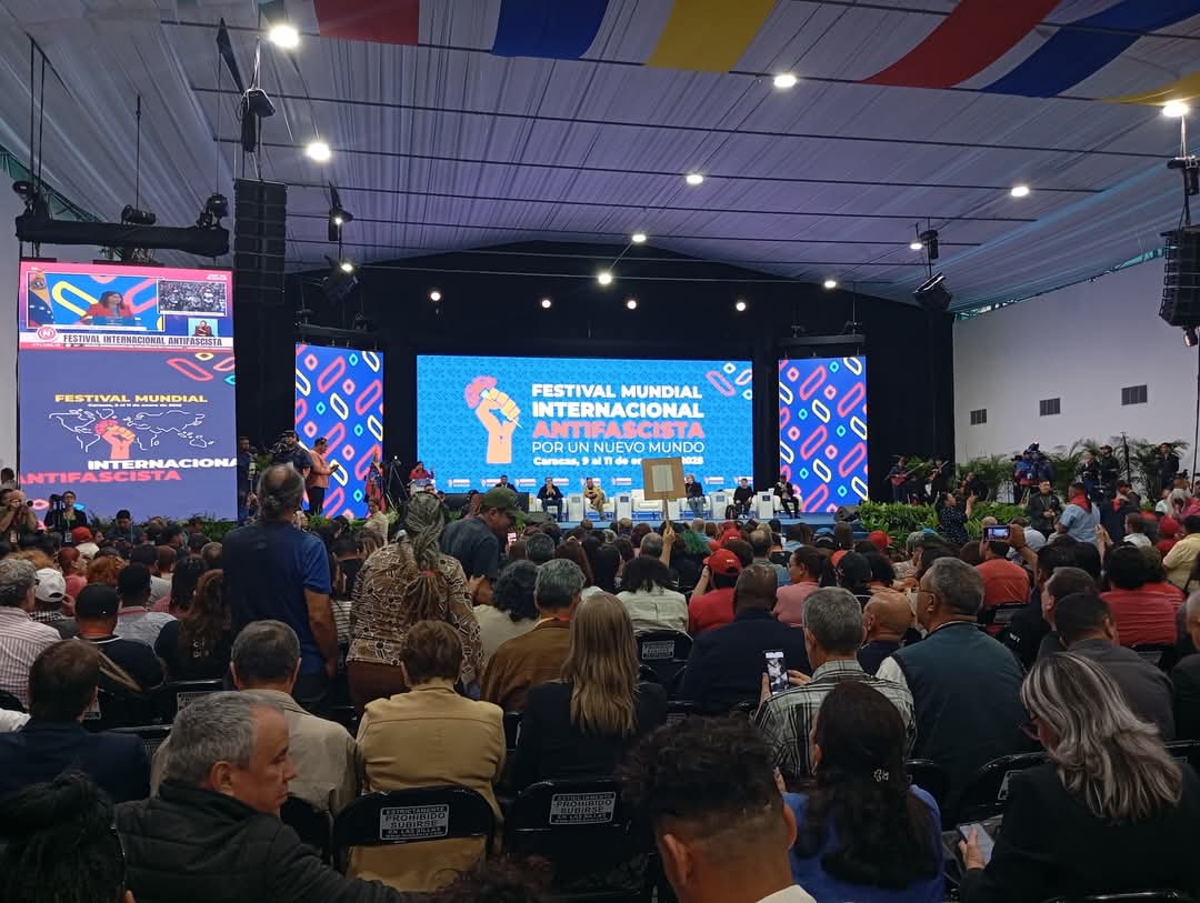 La delegación cubana llegó este 9 de enero a #Venezuela con 102 representantes, parlamentarios, jóvenes, artistas, intelectuales y deportistas que participarán en el Festival Mundial Internacional Antifascista. Con el lema “Por un mundo nuevo” seguimos unidos.