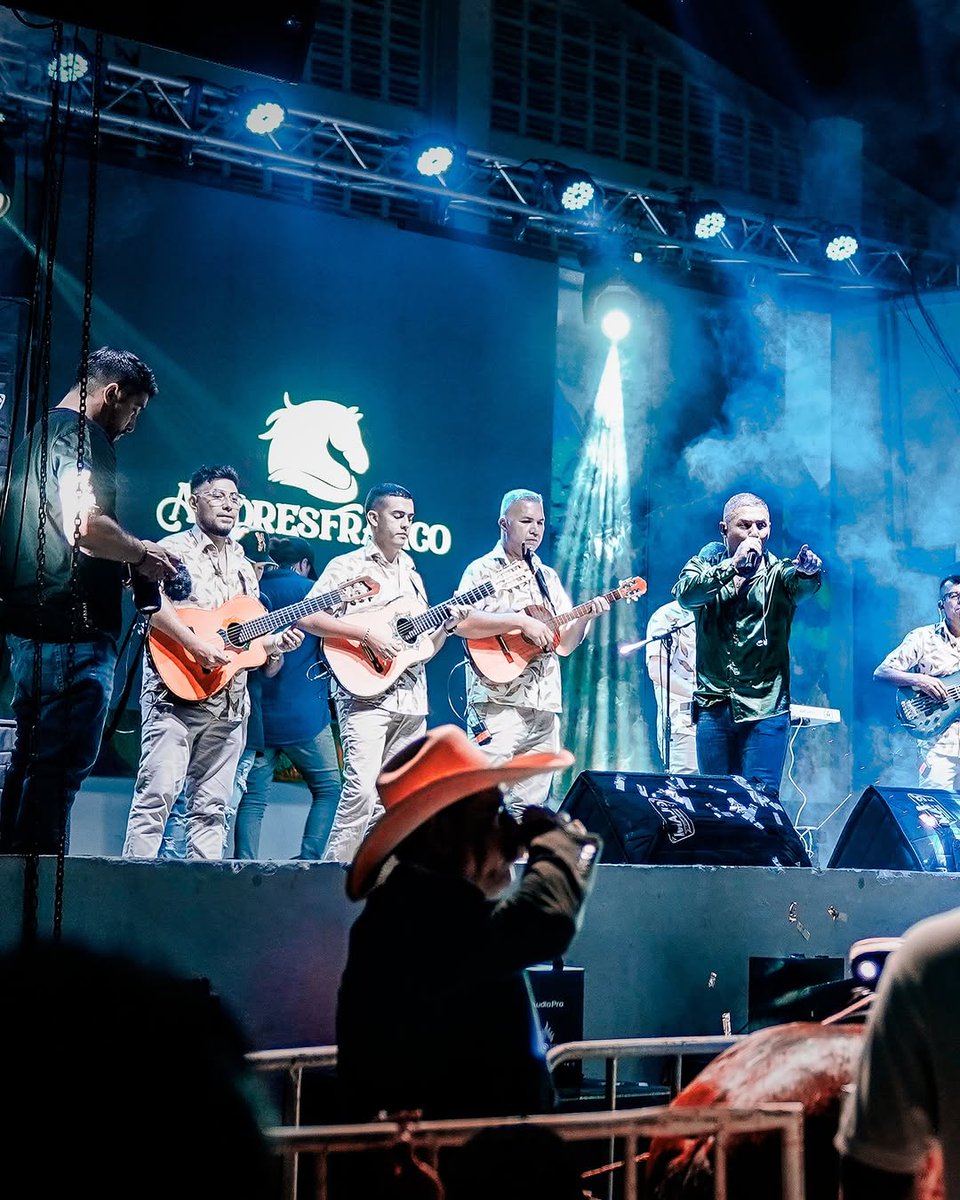 Una gran noche se vivió con @andresfranco_oficial en #Jamundí finalizando año un gran show

<a href="/fedemolinal/">FEDERICO MOLINA</a> <a href="/vitieirecords/">VITIEI RECORDS</a> @betoguetio

#evento #concierto #musicapopular #musicaregionalcolombiana #produccion