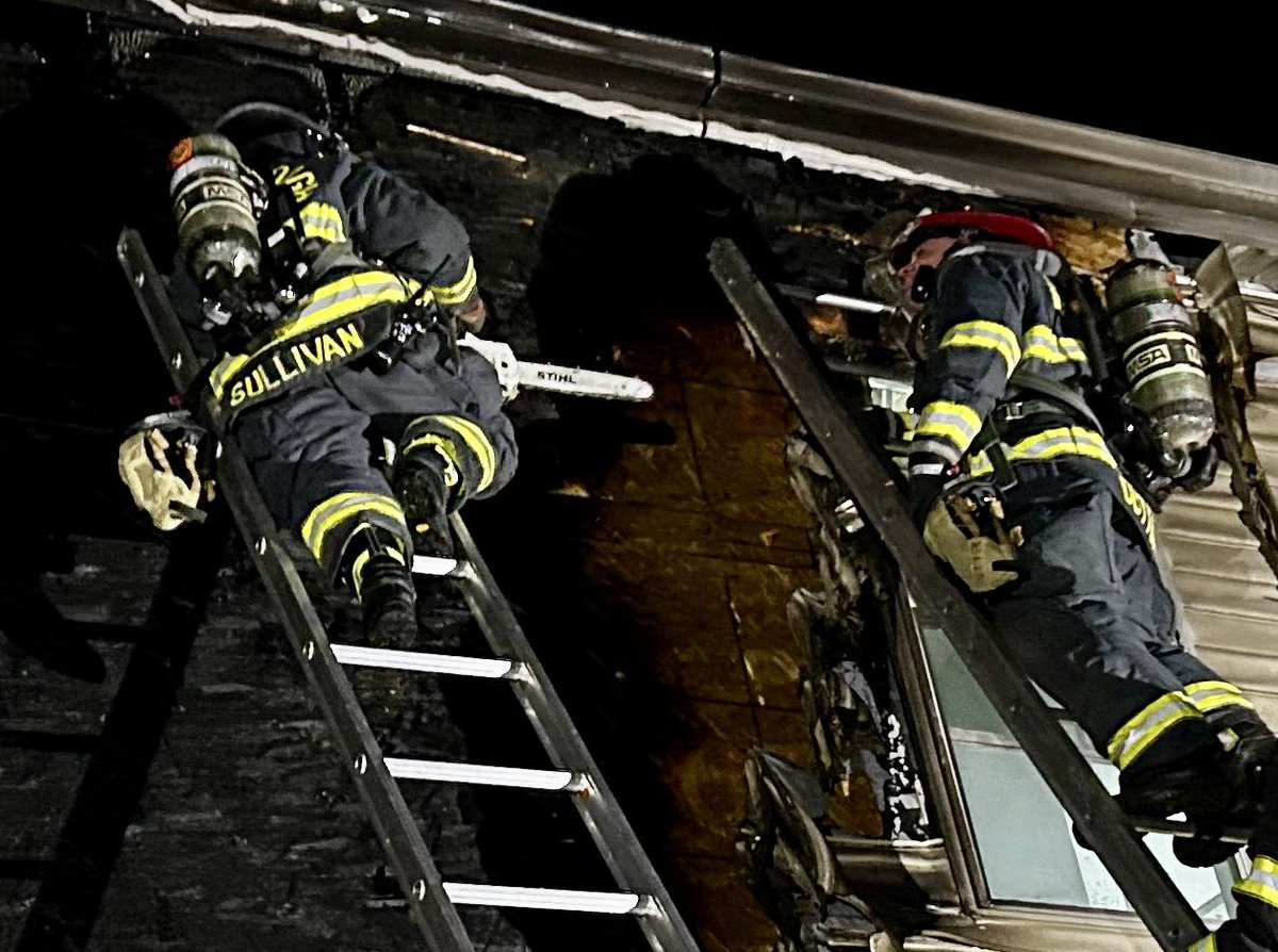 WestboroughFire's tweet photo. Westborough Truck 1 operating at a building fire in the Town of Hopkinton tonight. https://t.co/3OyQtCTvxm