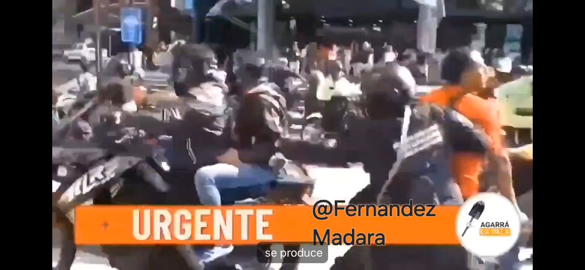 nat_ovz's tweet photo. @EdmundoGU Desde aquí la quería atrapar. Y aquí se ve con quien se va. En una moto similar a la que más adelante la cambian con el tipo de playera roja y gorra roja que casualmente se voltea para cuando le toman a ella la foto y no salga el rostro del tipo. https://t.co/eZEWuRX3rl