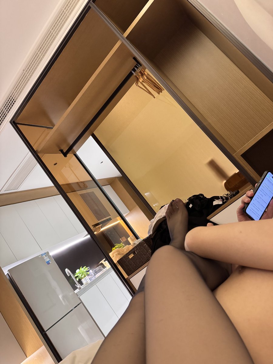 TswPc's tweet photo. 男朋友干完刷手机 （腿粗….） https://t.co/xFZpaQYom6
