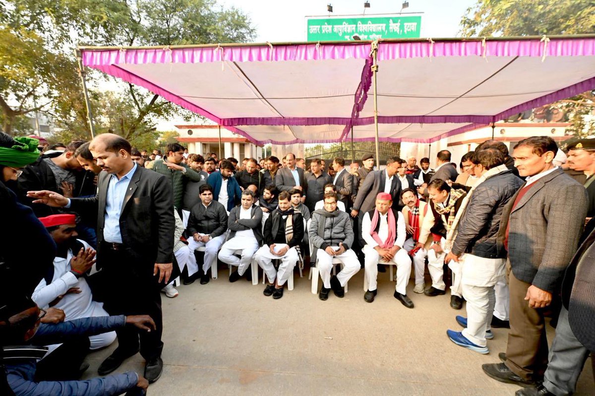 yadavakhilesh tweet picture