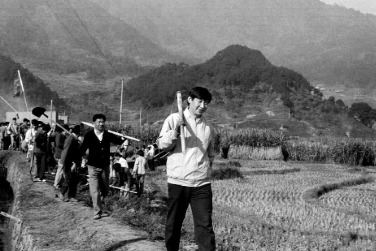 yangfan39831908's tweet image. 他经历过中国的贫穷，也见识过西方的繁华，所以他带领中国走到了世界中央。
他愿意分享文明发展的成果，所以他和第三世界一起阔步向前。
他知道贪婪的觊觎一直都在，所以他带领解放军成为最强大的力量。