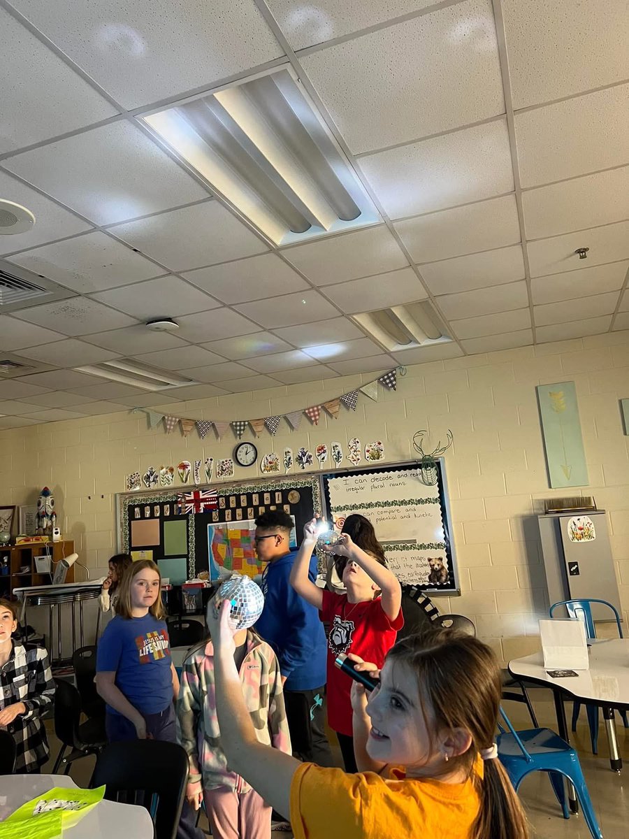 ParkView_Knight's tweet image. 🎉 What a blast in 4th grade today! We kicked off the New Year with goal setting for 2025 🎯. Loved exploring light and sound through the fun of fireworks and confetti poppers! 🎆✨ #NewYearsParty #4thGradeFun