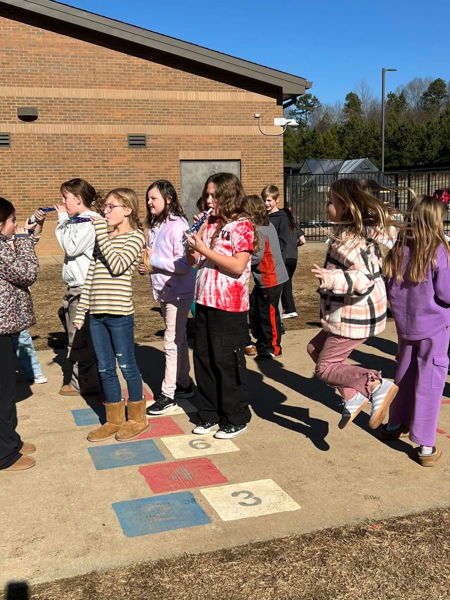 ParkView_Knight's tweet image. 🎉 What a blast in 4th grade today! We kicked off the New Year with goal setting for 2025 🎯. Loved exploring light and sound through the fun of fireworks and confetti poppers! 🎆✨ #NewYearsParty #4thGradeFun