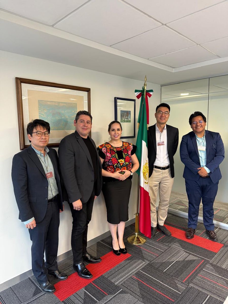 Maria_De_Haas's tweet photo. Agradezco la visita del Sr. Jinwoo Lee, agregado comercial de la @embkoreamexico, junto con el Sr. Seryung Choi, Moisés Juárez y  @algravez de @KiaMexico para revisar los temas conjuntos de la #industria #automotriz de origen coreano en #México. https://t.co/NNCWDUWBCC