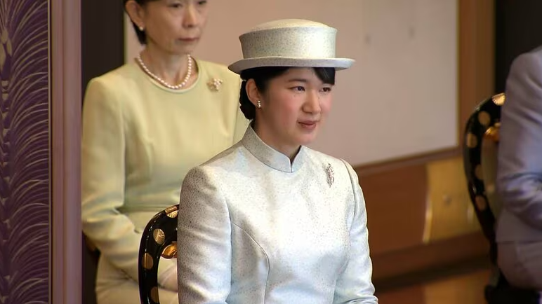 2020tamagoyaki's tweet image. 講書始の儀
今回はまた違う雰囲気のお帽子とドレスで可愛らしい敬宮さま😊
皇后陛下はキリっとしたブルーですね
久子さま、承子さまも素敵