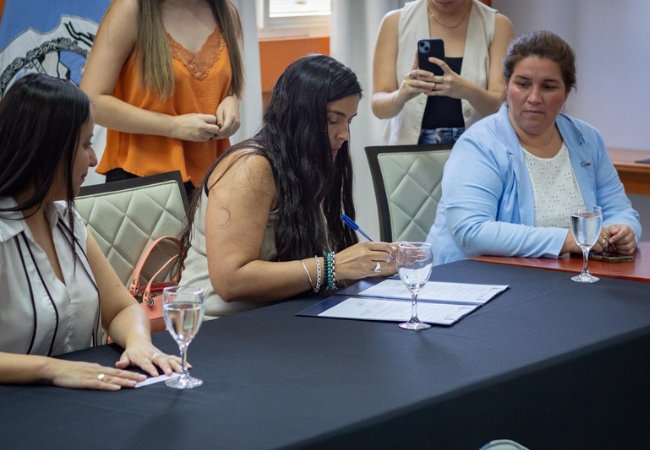La UNLaR y el Hospital de la Madre y el Niño firmaron convenios con el objetivo de promover la realización de prácticas profesionales para estudiantes del Departamento Académico de Cs. de la Salud, facilitando el desarrollo de habilidades mediante experiencias en el ámbito real.
