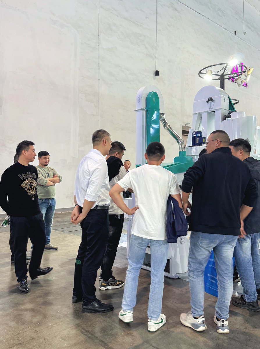 CassieWang56's tweet image. Many people get together to look at the machine.#machine #ricemill #ricemilling