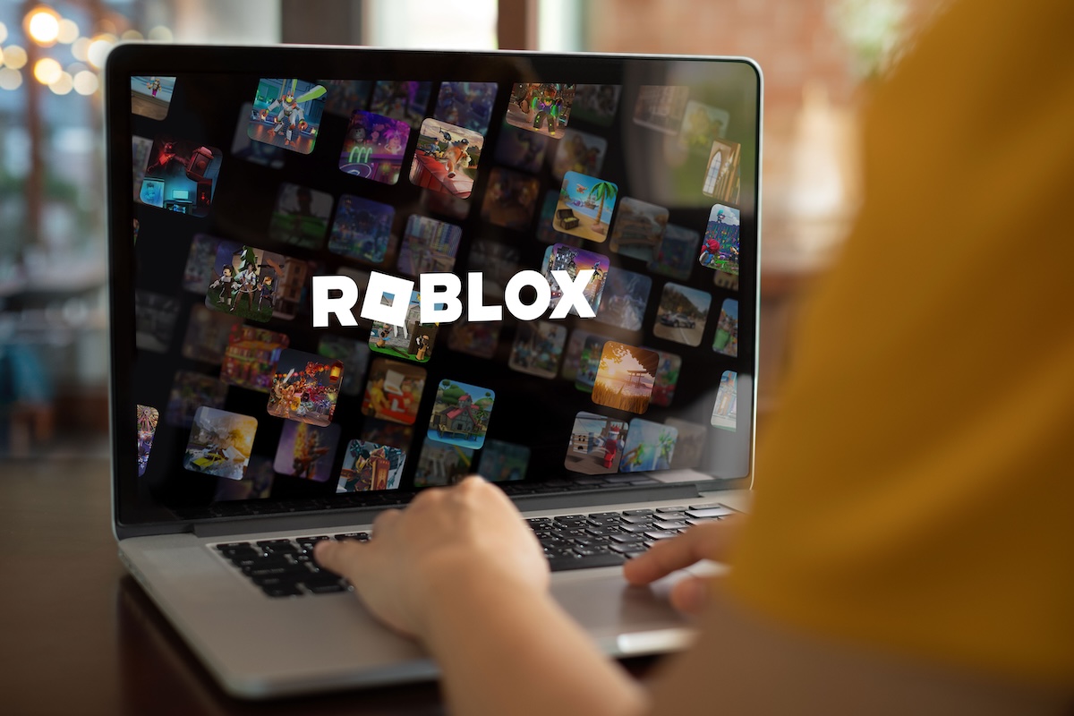 DiabloPhong's tweet image. Roblox strengthens child safety! Under-13s will be blocked from unrated experiences, social hangouts & free-form 2D creation. New rules start next year. #RobloxSafety #ChildOnlineSafety #OnlineGamingSafety