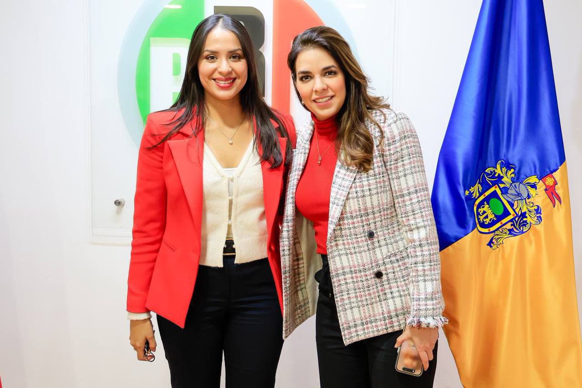 LauHaro's tweet photo. Hoy en distintas reuniones recibí informes del trabajo de compañeras y compañeros en sus respectivas áreas. Como Dirigente Estatal reconozco el esfuerzo de cada una y uno de ustedes por Jalisco y su gente.

@alondra_fausto
@OscarSantosR
Diego Puga
@Heri_Garcia_Ixt
Alberto Arreola https://t.co/shUDFuthC9