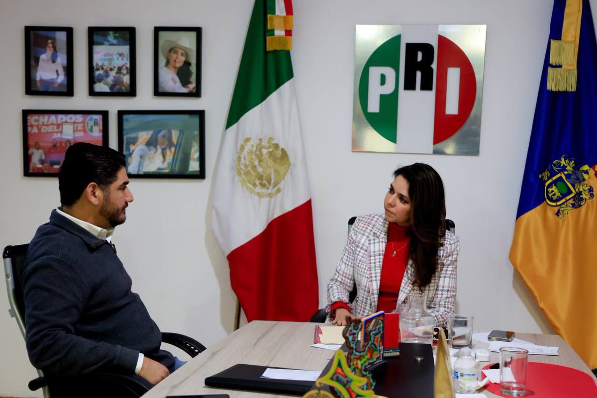 LauHaro's tweet photo. Hoy en distintas reuniones recibí informes del trabajo de compañeras y compañeros en sus respectivas áreas. Como Dirigente Estatal reconozco el esfuerzo de cada una y uno de ustedes por Jalisco y su gente.

@alondra_fausto
@OscarSantosR
Diego Puga
@Heri_Garcia_Ixt
Alberto Arreola https://t.co/shUDFuthC9