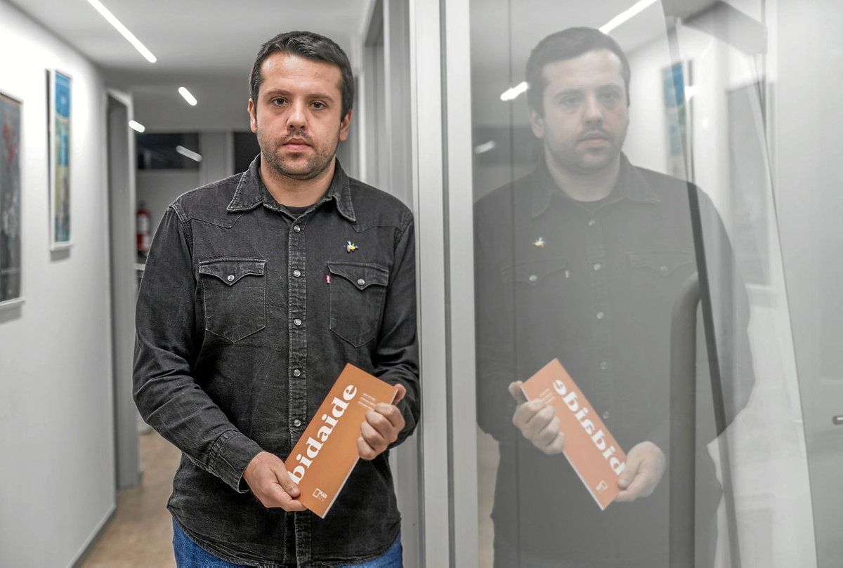 [ELKARRIZKETA] <a href="/murdangarin_/">Mikel Urdangarin Irastorza</a>  Xabi Iraola Larraia, Sortuko ‘Bidaide’ dokumentua azalduz: «Datozen urteetan migrazioaren fenomenoari emango diogun erantzunak egingo gaitu herri gisa» naiz.eus/eu/hemeroteca/…