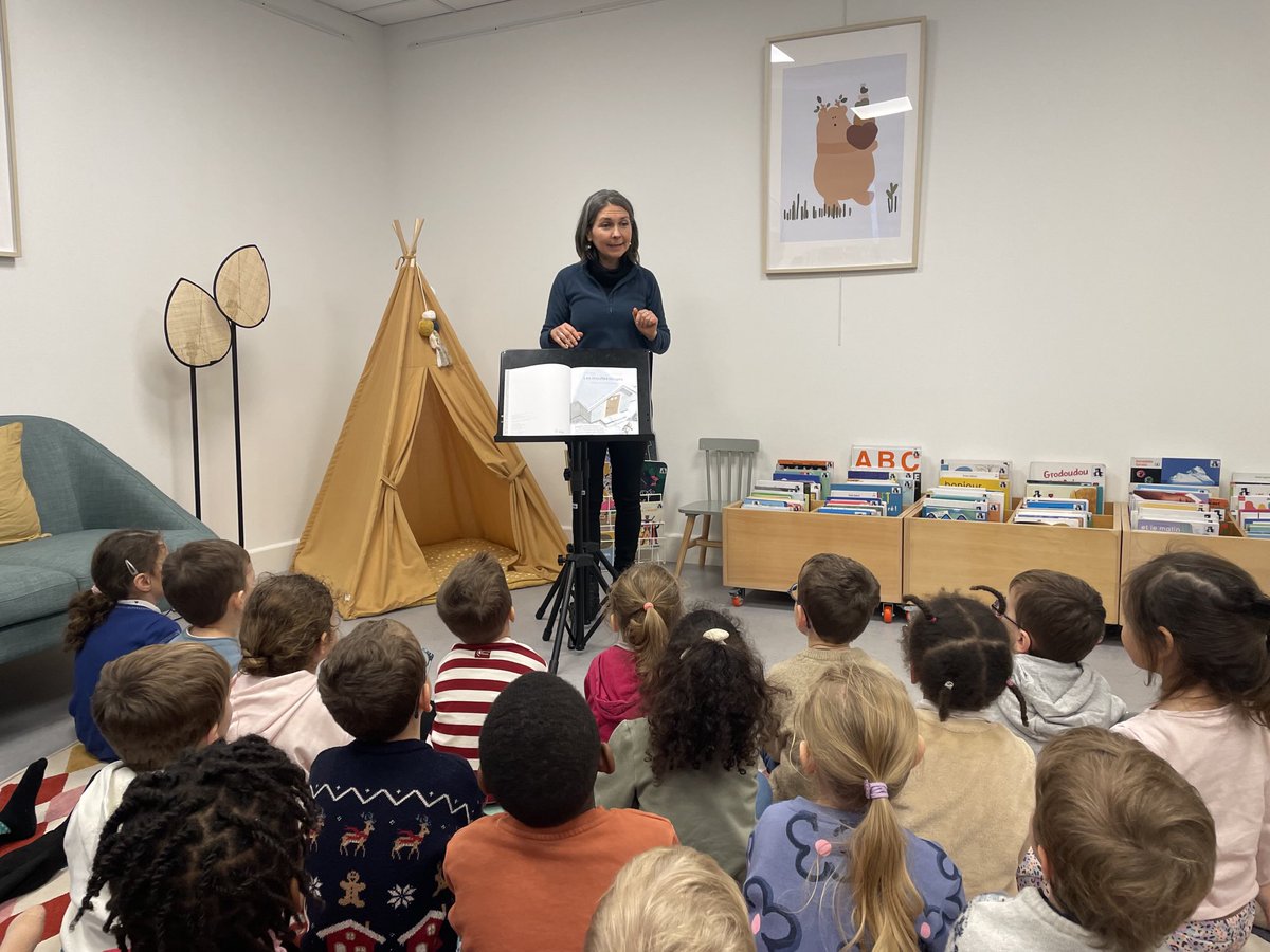 Première séance à la bibliothèque… des petits élèves de la classe de maîtresse Véronique en profitent également !