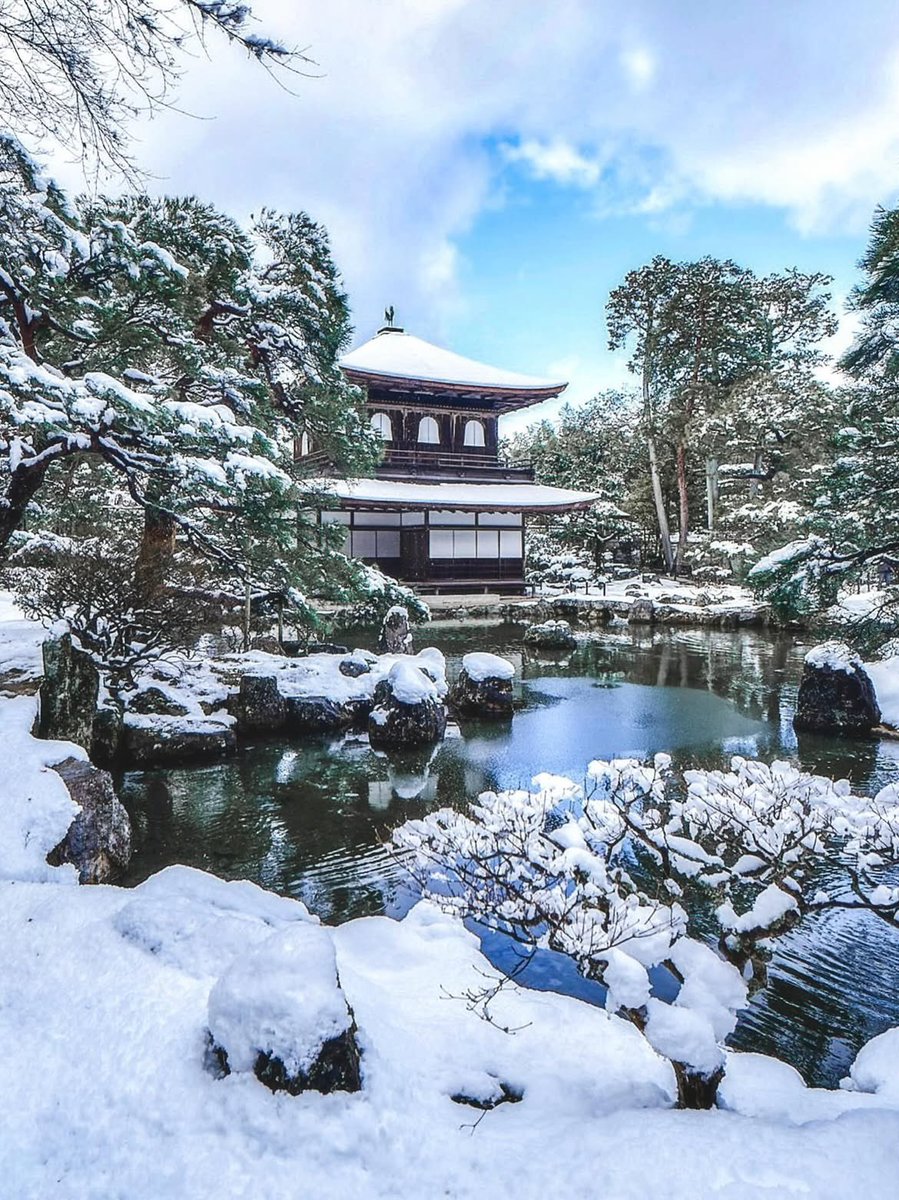 静寂に包まれる雪の銀閣寺