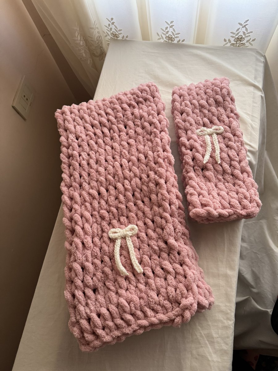 مرحبا جمعة مباركة عليكم جميعًا 
انا انجي عمري ٢٢ سنة لساتني طالبة جامعية 
كنت قبل فاتحة نيل استديو والاغلب بيعرفني باني بعمل اظافر (بس سكرت الشغل بنية ربنا يعوضني باشي احسن ) 
تعلمت كروشيه وبعمل جكيتات ولفحات للبنوتات والزلام وبعمل بطانيات 
بتشتغلي فيهم؟ اه بشتغل فيهم وعندي بيج