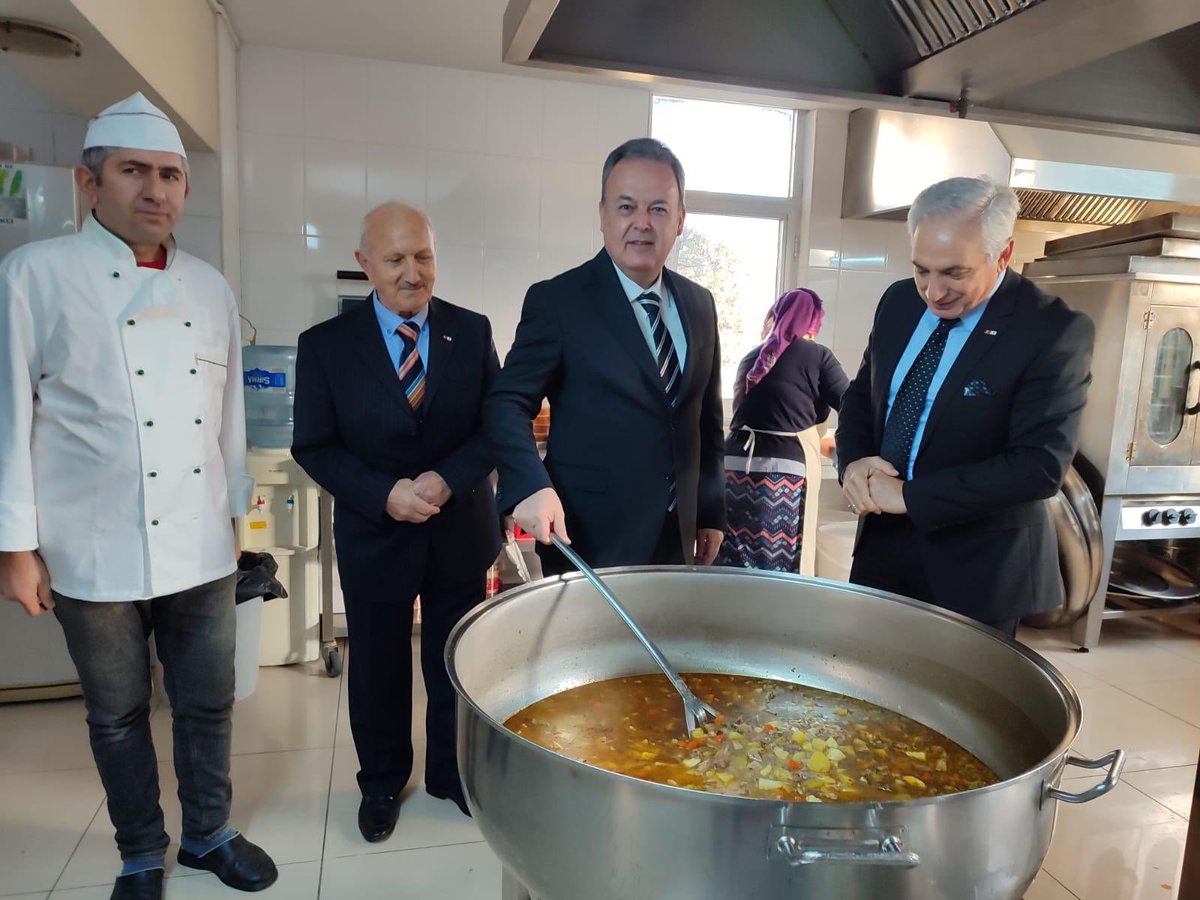 Güvenin ve huzurun yeri Beylikdüzü ilçemizde Kızılay ile evlere sıcak yemek servisi tüm hızıyla devam ediyor. Kaymakamlık ve Kızılay işbirliği ile 417 kişiye evlerine teslim edilmek üzere yemek servisimiz devam ediyor.
<a href="/gul_davut/">Davut GÜL</a> 
<a href="/TC_istanbul/">TC İstanbul Valiliği</a> 
<a href="/Kizilay/">Türk Kızılay</a>