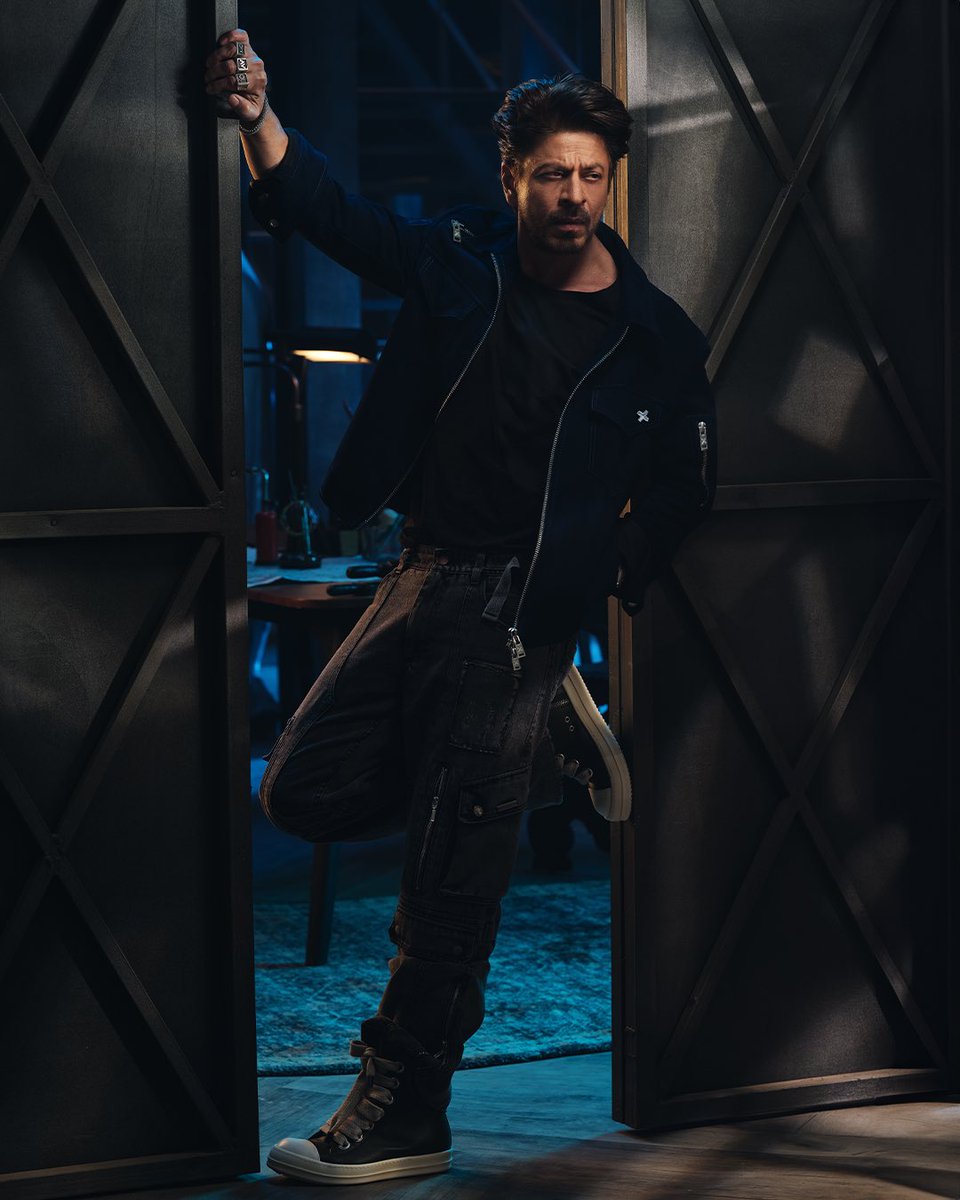 The one and only. 

X3. The Masterpiece Suede Jacket.

Get yours on 12th January only on dyavolx.com