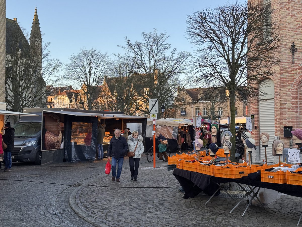 De Vrijdagsmarkt vindt terug plaats op de vertrouwde locatie op het Marktplein.  Kom jij ook langs om te genieten van de gezelligheid en alle leuke kraampjes? 
En niet te vergeten: op zaterdag is er ook de Boerenmarkt in Nieuwpoort van 9 tot 12 u.!