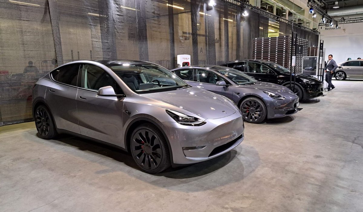 TESLARATI tweet media