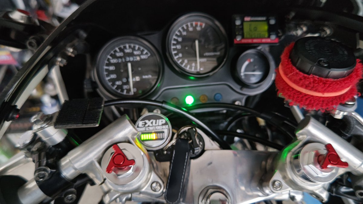 FZ250YSP's tweet image. EXUP付きなので、インジケーターも付いてます☺️#FZR250 #FZ250 #ヤマハ
