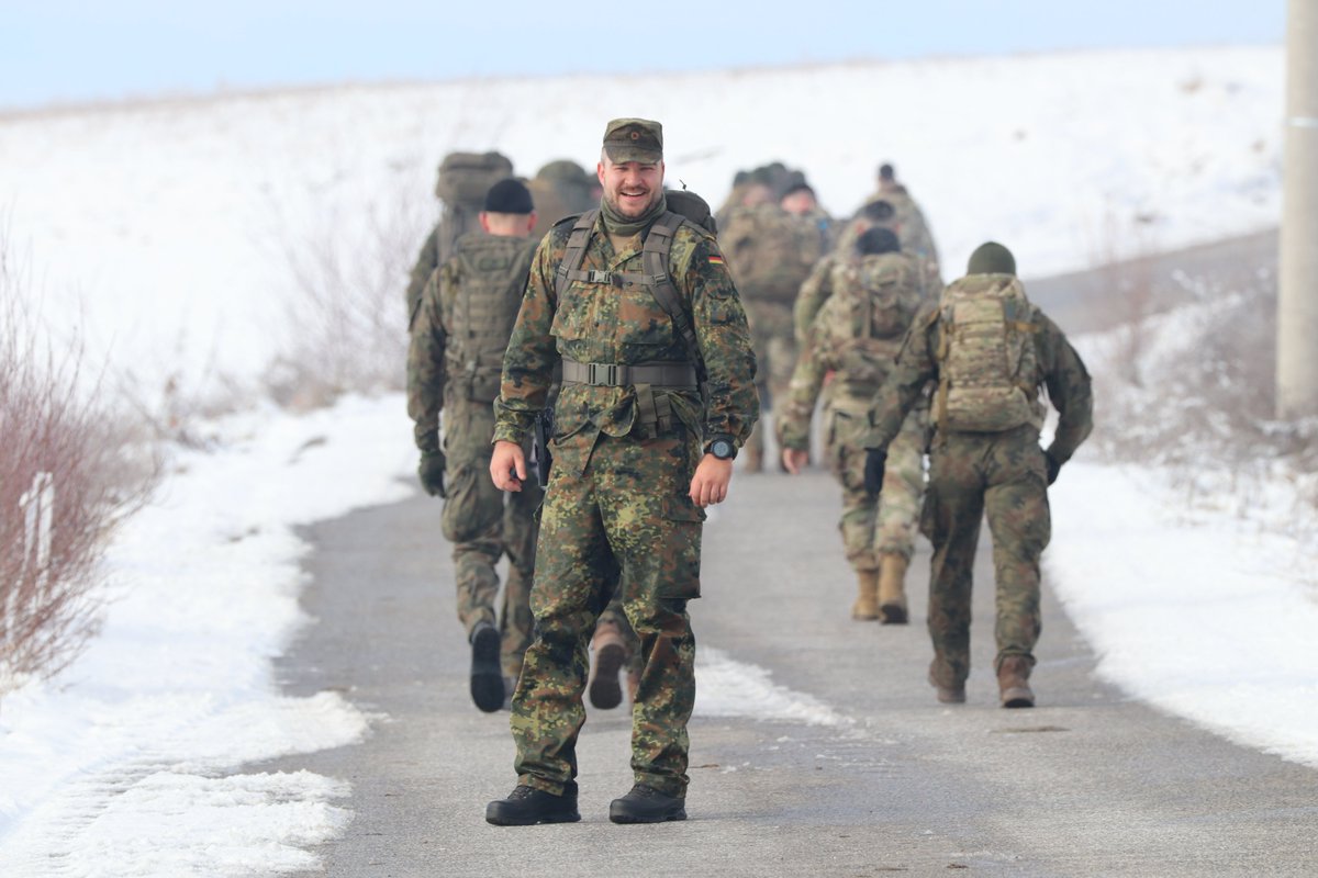 Bw_Einsatz's tweet photo. Die #BundeswehrimEinsatz nahm in Kosovo am jährlichen DANCON Marsch der dänischen Armee teil. Rund 100 Soldatinnen und Soldaten des deutschen Einsatzkontingentes #KFOR und #NALT bewiesen mit den multinationalen #NATO-Partnern ihre Fitness. https://t.co/bM9eBRjXyN