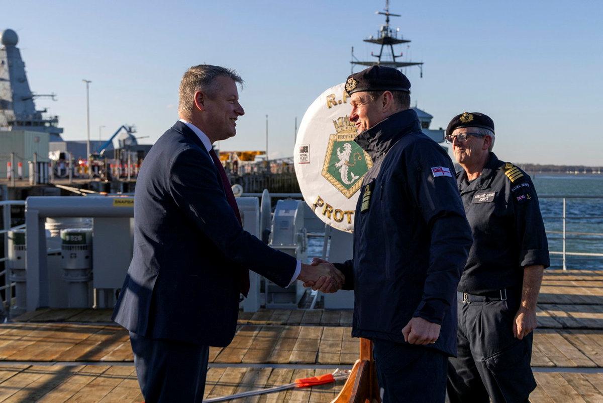 DefenceHQ's tweet image. 🚢Royal Fleet Auxiliary Seafarers will receive a substantial pay rise and see wider organisational reforms.
 
Defence Minister @LukePollard visited RFA seafarers in Portsmouth yesterday to thank them for supporting Royal Navy operations.

👇
ow.ly/OXja50UE6Ha