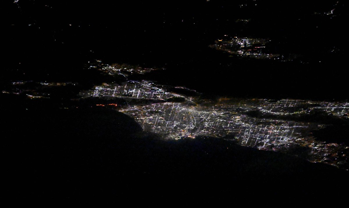 astro_Pettit's tweet photo. Los Angles fires from @Space_Station. Our hearts go out to everyone affected by this.

View is from north of San Francisco looking southward towards LA and San Diego. https://t.co/cDt973Qvhu