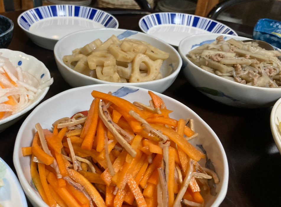 aya_hashimt's tweet photo. 夫や私の実家で、年末年始に作っているお料理！福島といえば、いかにんじん。母が会津出身なので、ざくざく煮。ゆでた青豆を冷やしたつけ汁にひたす、ひたし豆も。

お正月料理作りは、母が1人のペースでいられる時間だったと思います。

#絵日記 #イラスト #イラストレーター #漫画家 #ライター https://t.co/vO99WgXSfQ