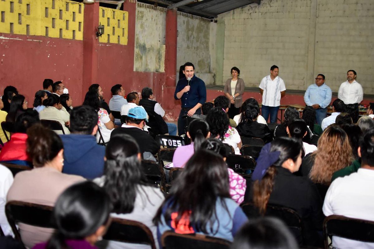 ¡Y terminamos el día con el Alcalde <a href="/ACHACH_BETHEL/">Bethel Achach</a> y la familia panista de #Tecoh!👑😁🔵