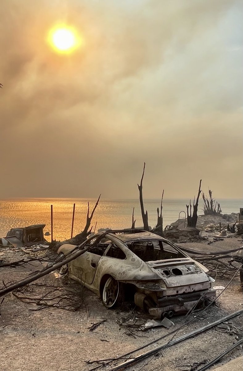 #PalisadesFire this photo I took yesterday encapsulates Malibu after the firestorm. Shattered dreams.