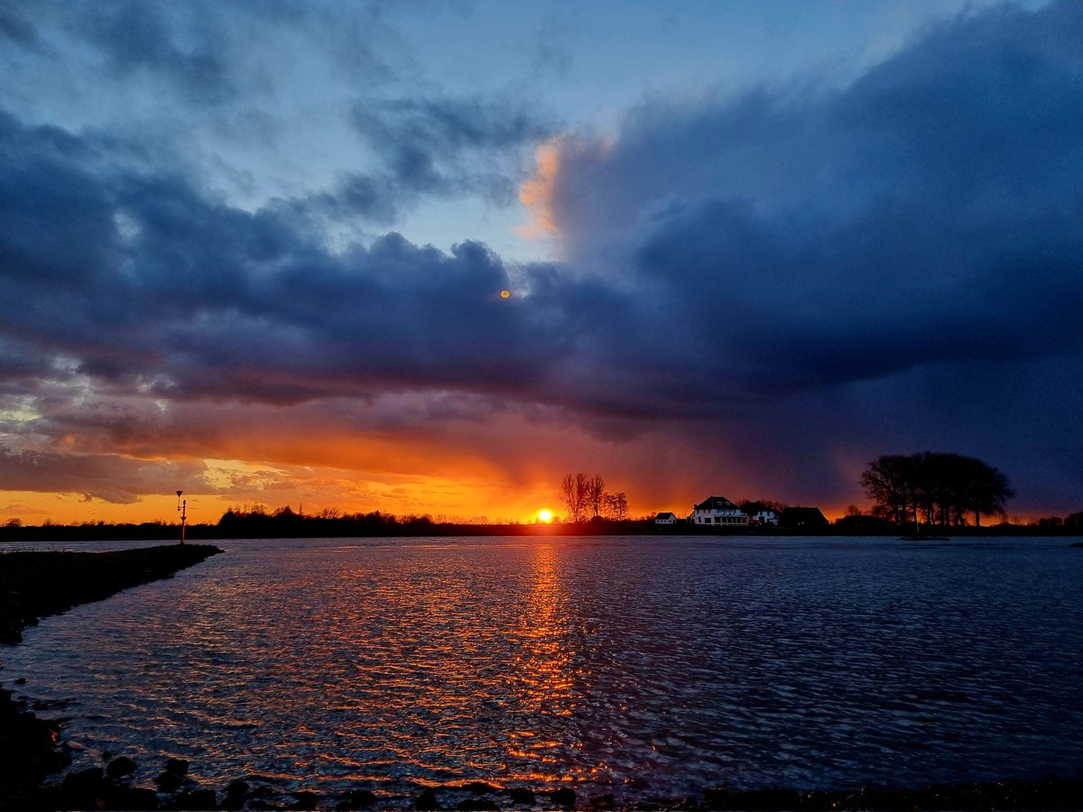 Winterse buien drukten het zonnetje weg. Fijne vrijdag😀 #natuur #landschap #winter #Rhenen #ElstUt #Elsterbuitenwaard #Nederrijn #zonsondergang #mooieluchten