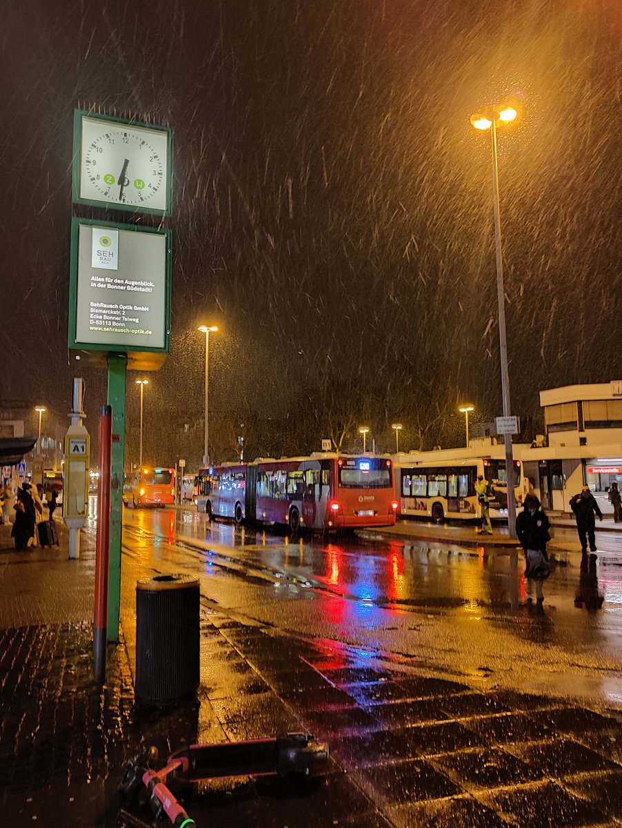 jahrtausendelang sind die Menschen in unseren Breitengraden im Winter einfach länger im Bett geblieben dann brachte der Kapitalismus den Fortschritt