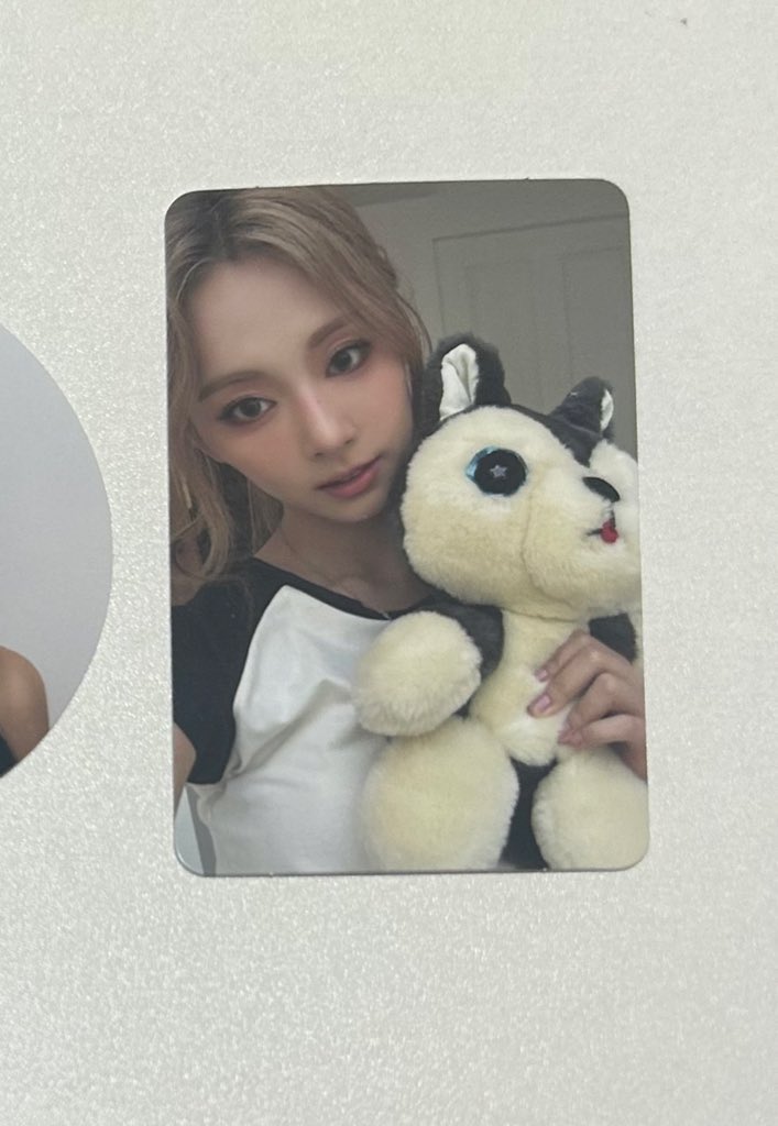 99Cy_23's tweet photo. TWICE トレカ 交換

求　同種チェヨン(画像1枚目)
譲　画像2、3枚目

同種での交換のみです
郵送にて交換お願いいたします

 #TWICE交換 
#TWICE
#STRATEGY https://t.co/p2QYRSQqN1