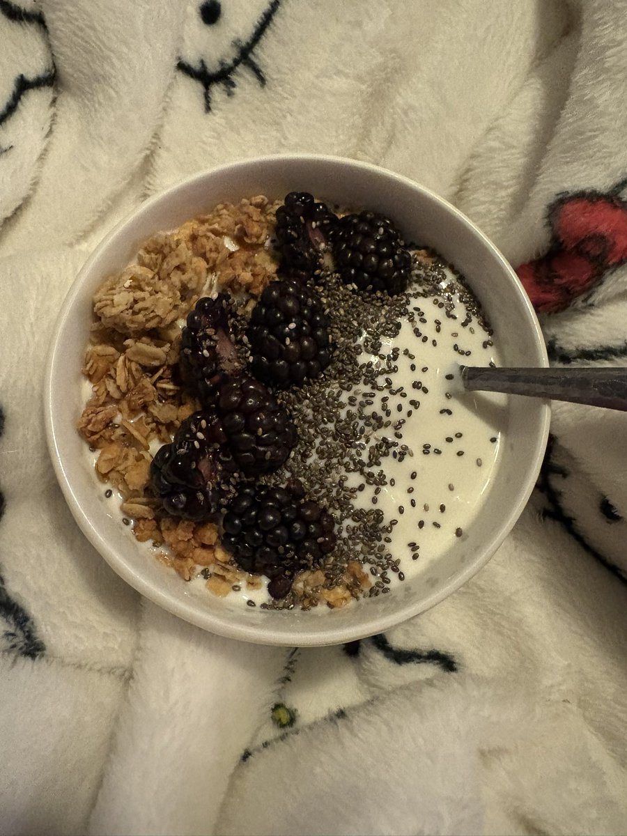 33vi3lmao's tweet photo. my yogurt looks like a duck https://t.co/MNWySb6dDA