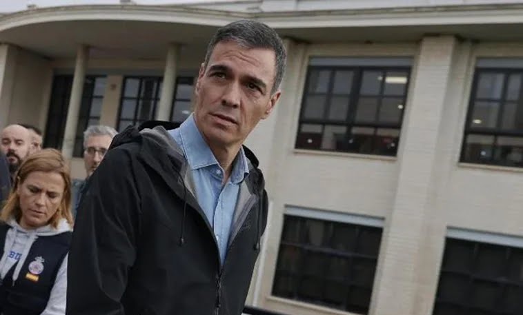 piedicasero's tweet photo. A tu parecer Pedro Sánchez es un gran defensor de la democracia? 
Yo digo 🔄 SI

🔄 SI
❤️ NO https://t.co/4h8zcKBTzy