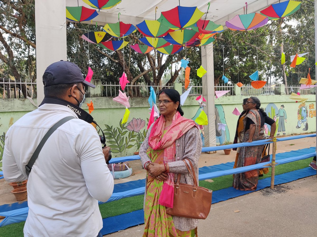 muktipradhan's tweet image. &quot;This part of my life... this part right here? This is called &apos;happyness.&apos;&quot;

It&apos;s a different feeling altogether when your family supports you in your endeavors and celebrates the same.

#HealthyCities #PublicSpaces #healthycities4adolescents